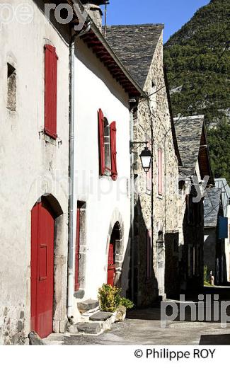 LE VILLAGE JACQUAIRE DE  URDOS, VALLEE D' ASPE, BEARN, PYRENEES ATLANTIQUES. (64F04440.jpg)