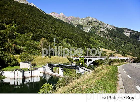 LIGNE CHEMIN DE FER DESAFECTEE , PAU  CANFRANC, COMMUNE DE URDOS, VALLEE D' ASPE, BEARN, PYRENEES ATLANTIQUES. (64F04802.jpg)