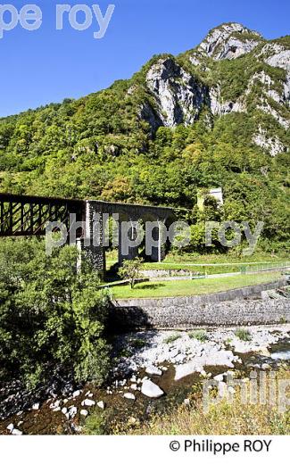 LIGNE CHEMIN DE FER DESAFECTEE , PAU  CANFRANC, COMMUNE DE URDOS, VALLEE D' ASPE, BEARN, PYRENEES ATLANTIQUES. (64F04815.jpg)