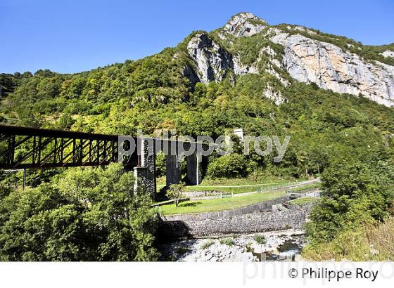 LIGNE CHEMIN DE FER DESAFECTEE , PAU  CANFRANC, COMMUNE DE URDOS, VALLEE D' ASPE, BEARN, PYRENEES ATLANTIQUES. (64F04817.jpg)