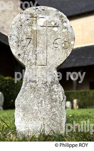 CROIX DISCOIDALE,  VILLAGE DE LA COMMANDE, CHEMINS DE SAINT JACQUES,  BEARN, PYRENEES- ATLANTIQUES. (64F04922.jpg)