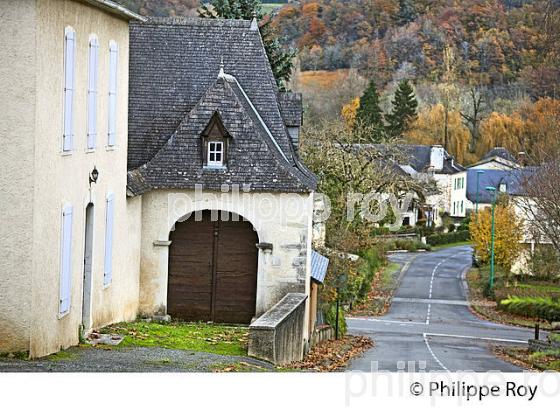 LE VILLAGE DE LA COMMANDE, CHEMINS DE SAINT JACQUES,  BEARN, PYRENEES- ATLANTIQUES. (64F04934.jpg)