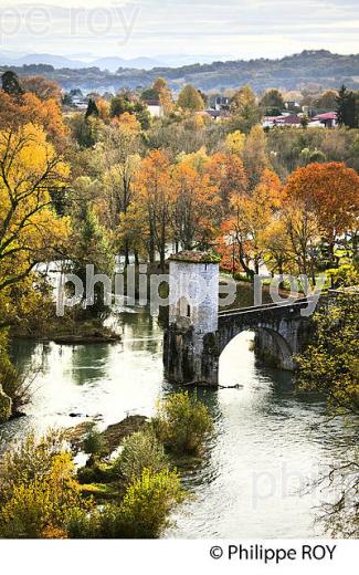 LE PONT DE LA LEGENDE,  VILLAGE FORTIFIE DE DE SAUVETERRE DE BEARN  ET GAVE D' OLORON, BEARN, PYRENEES ATLANTIQUES. (64F05218.jpg)