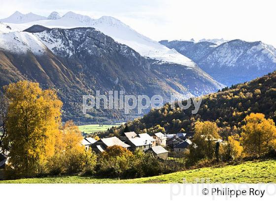 LE VILLAGE DE BILHERES EN OSSAU, VALLEE D' OSSAU, BEARN, PYRENEES ATLANTIQUES. (64F05402.jpg)