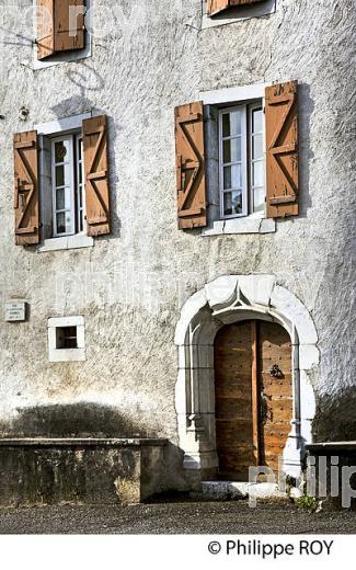 LE VILLAGE DE BILHERES EN OSSAU, VALLEE D' OSSAU, BEARN, PYRENEES ATLANTIQUES. (64F05437.jpg)