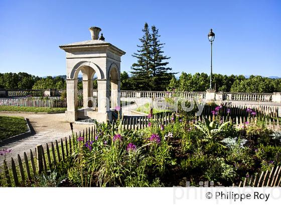 JARDIN, ESPLANADE DU FUNICULAIRE, BOULEVARD DES PYRENEES,  PAU, BEARN. (64F05822.jpg)