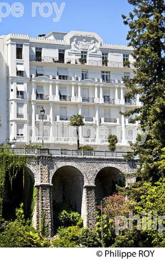 LA MAISON BLANCHE ET LE  BOULEVARD DES PYRENEES,  PAU, BEARN. (64F05833.jpg)