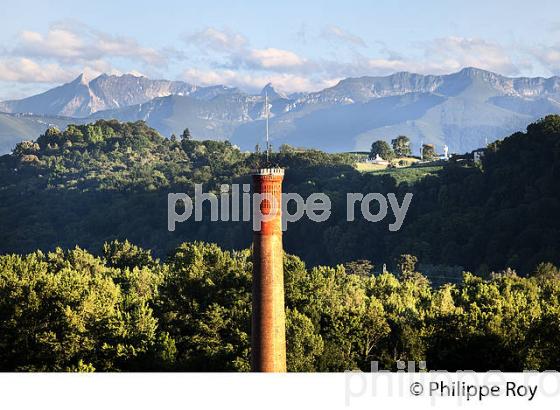 LES PYRENEES VUES DEPUIS LE BOULEVARD DES PYRENEES,  PAU, BEARN. (64F05903.jpg)