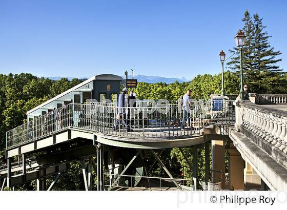 LE FUNICULAIRE,  BOULEVARD DES PYRENEES,  PAU, BEARN. (64F05908.jpg)