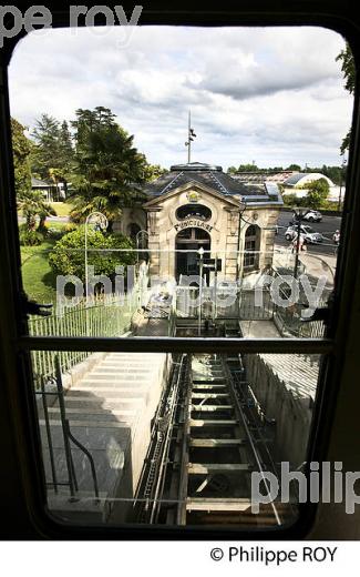 LE FUNICULAIRE,  BOULEVARD DES PYRENEES,  PAU, BEARN. (64F05923.jpg)