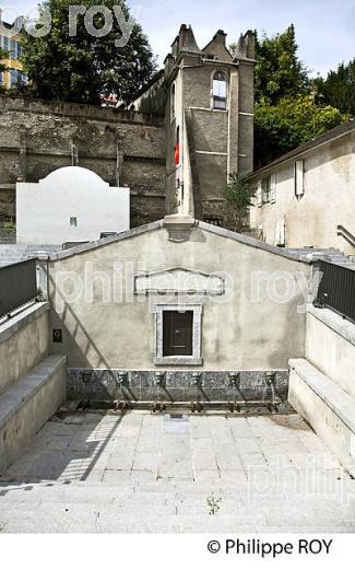 FONTAINE ET TOUR DU BOUREAU, QUARTIER DU  HEDAS, PAU, BEARN, PYRENEES-ATLANTIQUES. (64F06133.jpg)