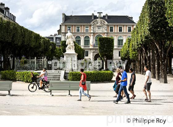 HOTEL DE VILLE, PLACE ROYALE ,  PAU, BEARN, PYRENEES ATLANTIQUES. (64F06304.jpg)