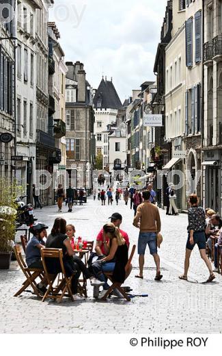 COMMERCES, RUE DU MARECHAL JOFFRE, PAU, BEARN, PYRENEES-ATLANTIQUES. (64F06321.jpg)