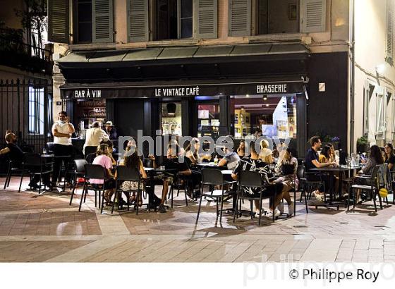 TERRASSE DE CAFE, RUE  PARLEMENT,  PAU, BEARN, PYRENEES-ATLANTIQUES. (64F06330.jpg)