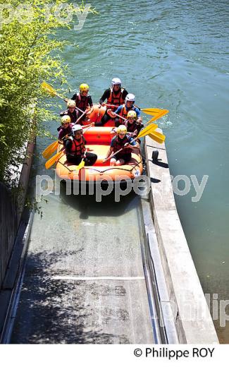 RAFTING, PARC AQUASPORTS DE PAU, STADE D' EAUX VIVES,  BEARN, PYRENEES-ATLANTIQUES. (64F06504.jpg)