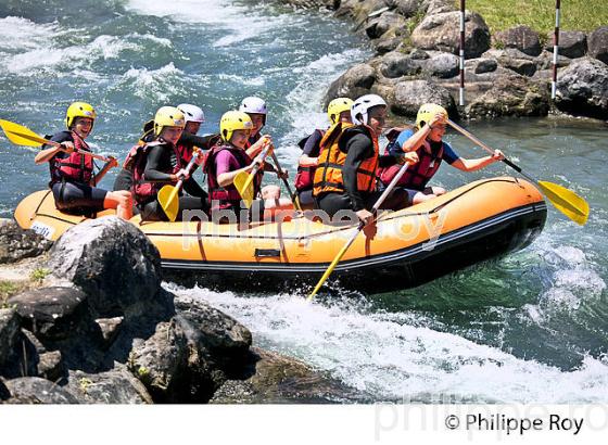 RAFTING, PARC AQUASPORTS DE PAU, STADE D' EAUX VIVES,  BEARN, PYRENEES-ATLANTIQUES. (64F06510.jpg)