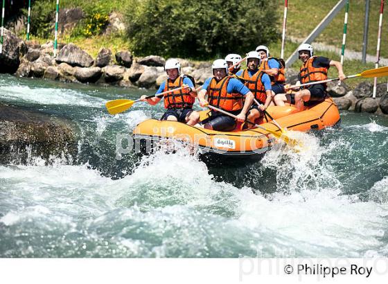 RAFTING, PARC AQUASPORTS DE PAU, STADE D' EAUX VIVES,  BEARN, PYRENEES-ATLANTIQUES. (64F06515.jpg)