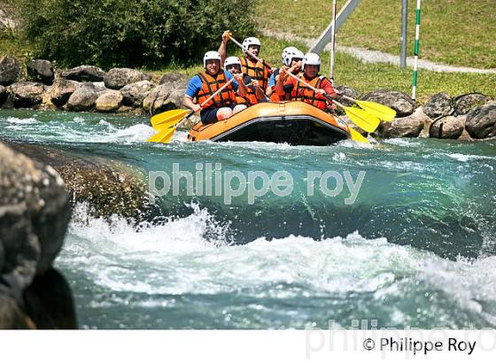 RAFTING, PARC AQUASPORTS DE PAU, STADE D' EAUX VIVES,  BEARN, PYRENEES-ATLANTIQUES. (64F06521.jpg)