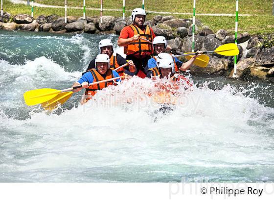 RAFTING, PARC AQUASPORTS DE PAU, STADE D' EAUX VIVES,  BEARN, PYRENEES-ATLANTIQUES. (64F06524.jpg)