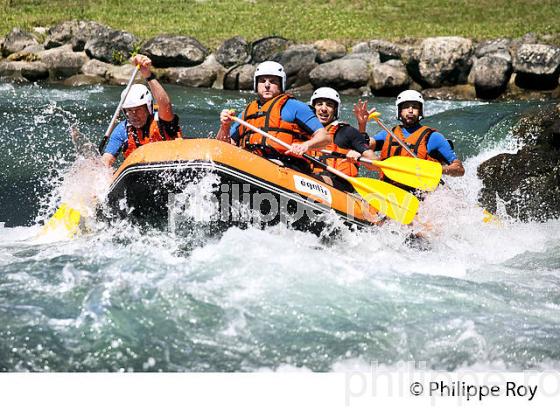 RAFTING, PARC AQUASPORTS DE PAU, STADE D' EAUX VIVES,  BEARN, PYRENEES-ATLANTIQUES. (64F06526.jpg)