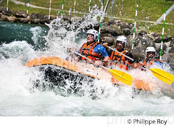 RAFTING, PARC AQUASPORTS DE PAU, STADE D' EAUX VIVES,  BEARN, PYRENEES-ATLANTIQUES. (64F06527.jpg)