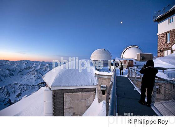 LEVER DU JOUR SUR  L' OBSERVATOIRE DU PIC DU MIDI DE BIGORRE, HAUTES PYRENEES. (65F01533.jpg)