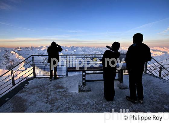 LEVER DU JOUR SUR  L' OBSERVATOIRE DU PIC DU MIDI DE BIGORRE, HAUTES PYRENEES. (65F01534.jpg)