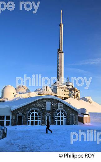 LEVER DU JOUR SUR  L' OBSERVATOIRE DU PIC DU MIDI DE BIGORRE, HAUTES PYRENEES. (65F01538.jpg)