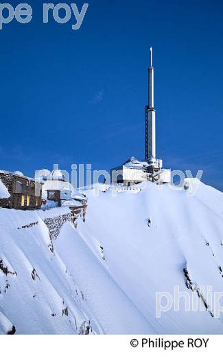 LEVER DU JOUR SUR  L' OBSERVATOIRE DU PIC DU MIDI DE BIGORRE, HAUTES PYRENEES. (65F01540.jpg)