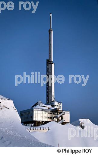 LEVER DU JOUR SUR  L' OBSERVATOIRE DU PIC DU MIDI DE BIGORRE, HAUTES PYRENEES. (65F01601.jpg)