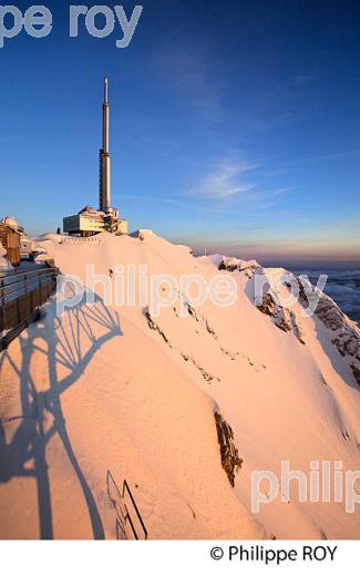 LEVER DU JOUR SUR  L' OBSERVATOIRE DU PIC DU MIDI DE BIGORRE, HAUTES PYRENEES. (65F01602.jpg)