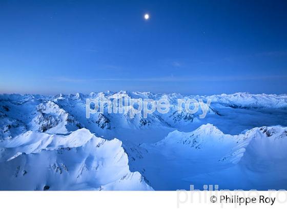 CLAIR DE LUNE  LA NUIT SUR LES PYRENEES VUES DEPUIS L' OBSERVATOIRE DU PIC DU MIDI DE BIGORRE. (65F01604.jpg)