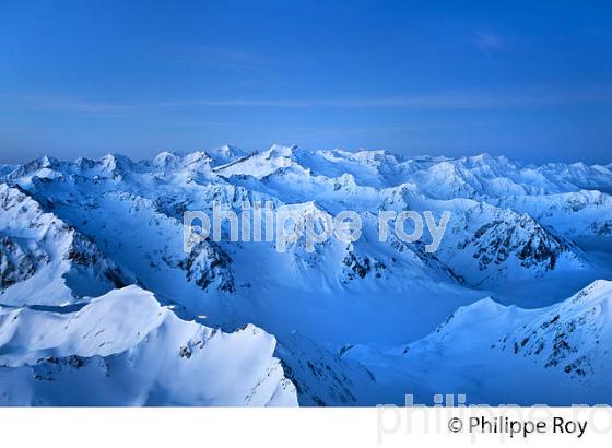 CLAIR DE LUNE  LA NUIT SUR LES PYRENEES VUES DEPUIS L' OBSERVATOIRE DU PIC DU MIDI DE BIGORRE. (65F01605.jpg)