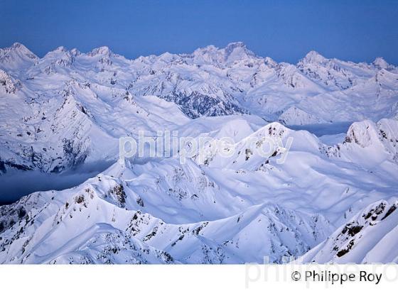 CLAIR DE LUNE  LA NUIT SUR LES PYRENEES VUES DEPUIS L' OBSERVATOIRE DU PIC DU MIDI DE BIGORRE. (65F01606.jpg)