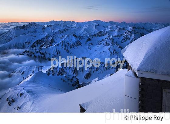 LEVER DU JOUR SUR LES PYRENEES VUES DEPUIS L' OBSERVATOIRE DU PIC DU MIDI DE BIGORRE. (65F01607.jpg)