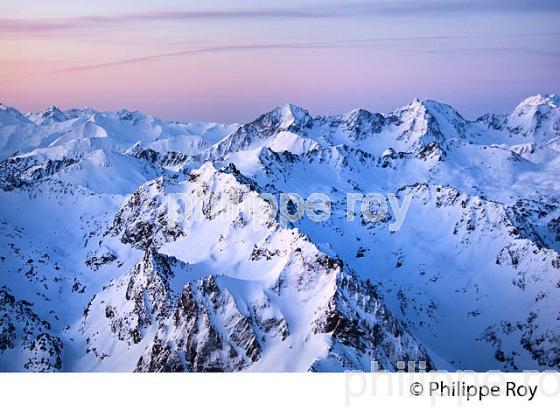 LEVER DU JOUR SUR LES PYRENEES VUES DEPUIS L' OBSERVATOIRE DU PIC DU MIDI DE BIGORRE. (65F01608.jpg)