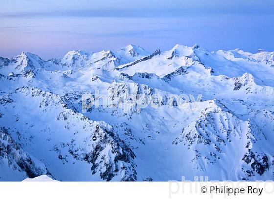 LEVER DU JOUR SUR LES PYRENEES VUES DEPUIS L' OBSERVATOIRE DU PIC DU MIDI DE BIGORRE. (65F01609.jpg)