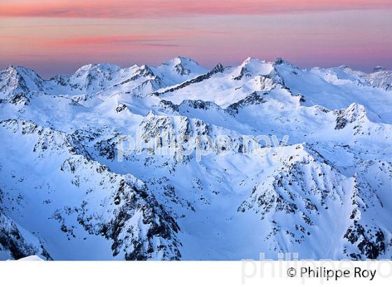 LEVER DU JOUR SUR LES PYRENEES VUES DEPUIS L' OBSERVATOIRE DU PIC DU MIDI DE BIGORRE. (65F01610.jpg)