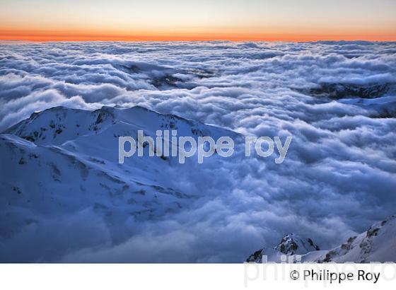 LEVER DU JOUR SUR LES PYRENEES VUES DEPUIS L' OBSERVATOIRE DU PIC DU MIDI DE BIGORRE. (65F01613.jpg)