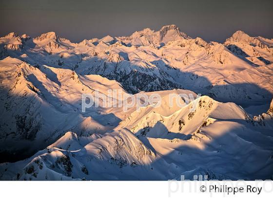 LEVER DU JOUR SUR LES PYRENEES VUES DEPUIS L' OBSERVATOIRE DU PIC DU MIDI DE BIGORRE. (65F01614.jpg)