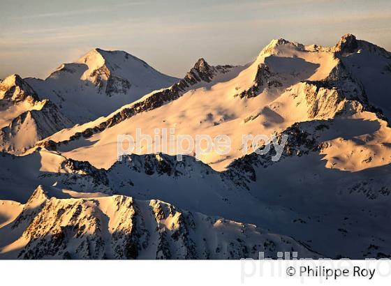 LEVER DU JOUR SUR LES PYRENEES VUES DEPUIS L' OBSERVATOIRE DU PIC DU MIDI DE BIGORRE. (65F01615.jpg)