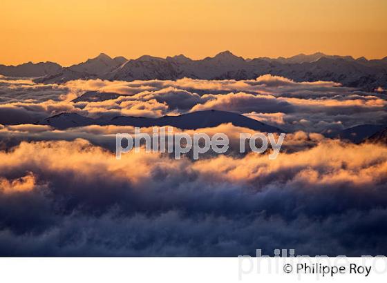 LEVER DU JOUR SUR LES PYRENEES VUES DEPUIS L' OBSERVATOIRE DU PIC DU MIDI DE BIGORRE. (65F01616.jpg)
