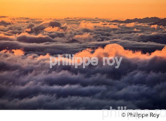 LEVER DU JOUR SUR LES PYRENEES VUES DEPUIS L' OBSERVATOIRE DU PIC DU MIDI DE BIGORRE. (65F01617.jpg)