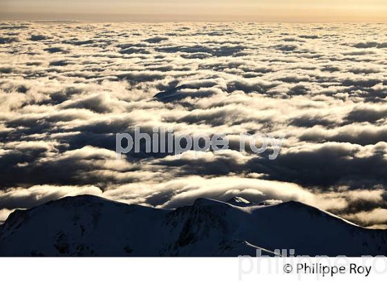 LEVER DU JOUR SUR LES PYRENEES VUES DEPUIS L' OBSERVATOIRE DU PIC DU MIDI DE BIGORRE. (65F01618.jpg)