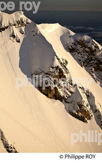 CORNICHE DE NEIGE, LES PYRENEES VUES DEPUIS L' OBSERVATOIRE DU PIC DU MIDI DE BIGORRE. (65F01622.jpg)