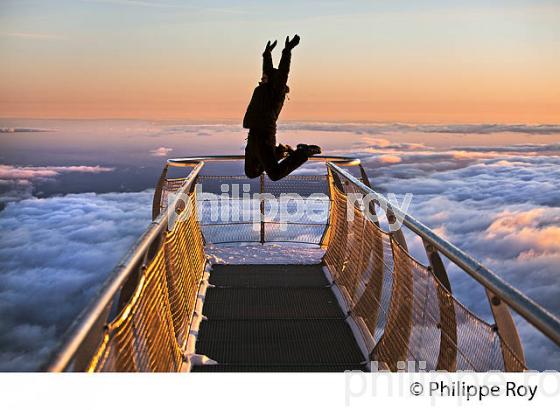 LE PONTON DANS LE CIEL, OBSERVATOIRE DU PIC DU MIDI DE BIGORRE, HAUTES PYRENEES. (65F01725.jpg)