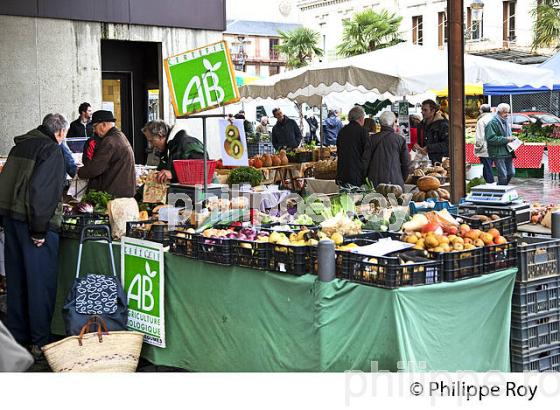 MARCHE DE LA HALLE BRAUHAUBAN , TARBES, BIGORRE, HAUTES-PYRENEES. (65F02015.jpg)