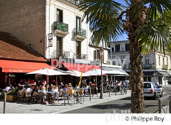 TERRASSE CAFE, PLACE DU MARCHE DU BRAUHAUBAN, TARBES, BIGORRE, HAUTES-PYRENEES. (65F02024.jpg)