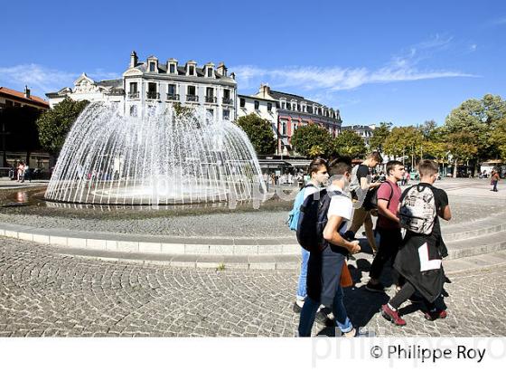 FONTAINE DE LA PLACE DE VERDUN, TARBES, BIGORRE, HAUTES-PYRENEES. (65F02114.jpg)