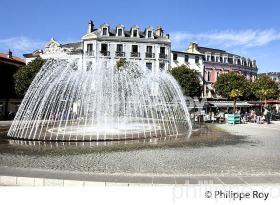 FONTAINE DE LA PLACE DE VERDUN, TARBES, BIGORRE, HAUTES-PYRENEES. (65F02115.jpg)